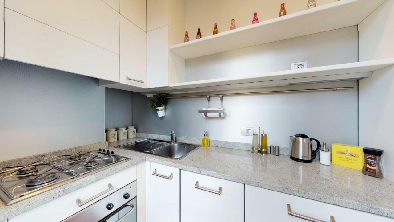 Design Apartment Near Duomo Square Милано Екстериор снимка