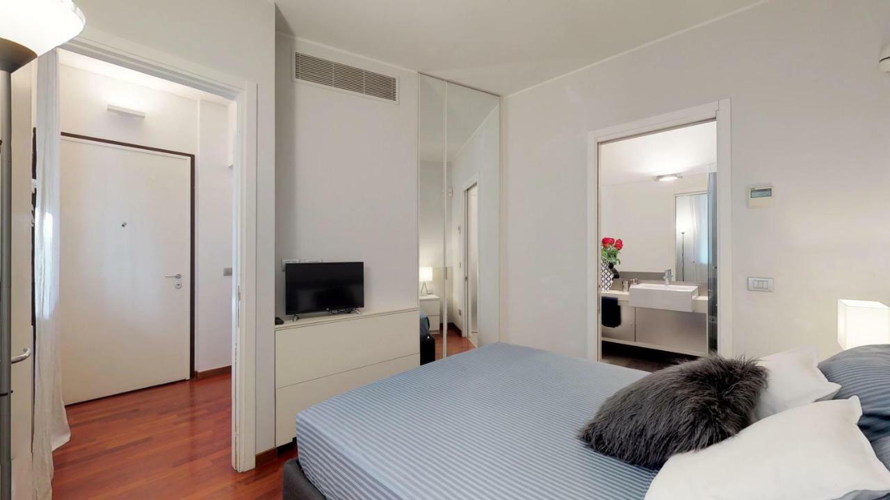 Design Apartment Near Duomo Square Милано Екстериор снимка