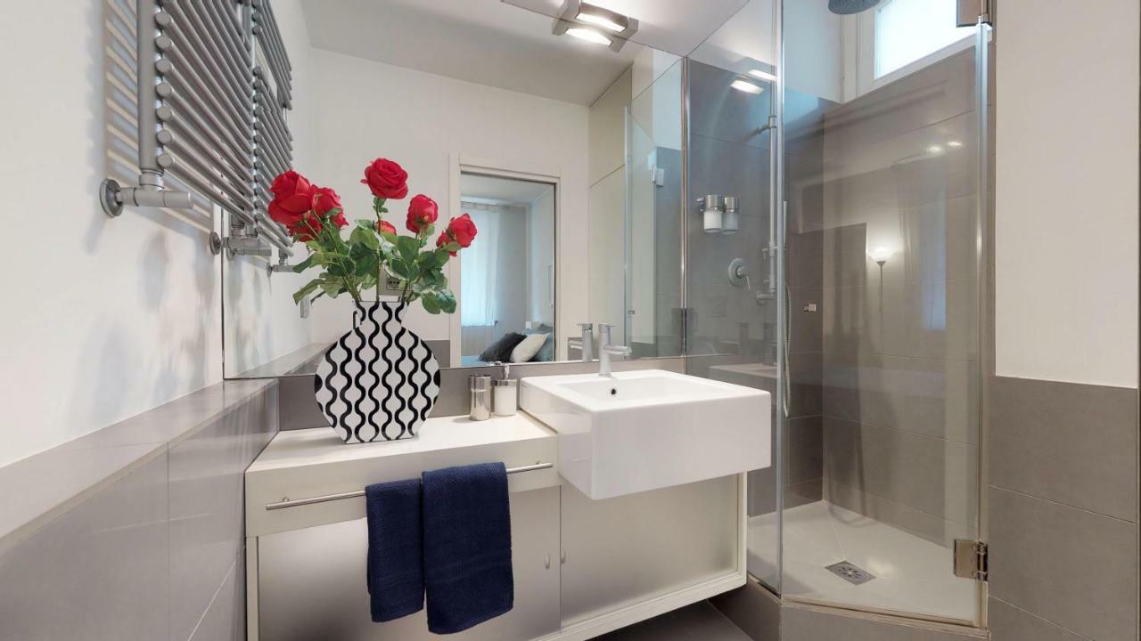 Design Apartment Near Duomo Square Милано Екстериор снимка
