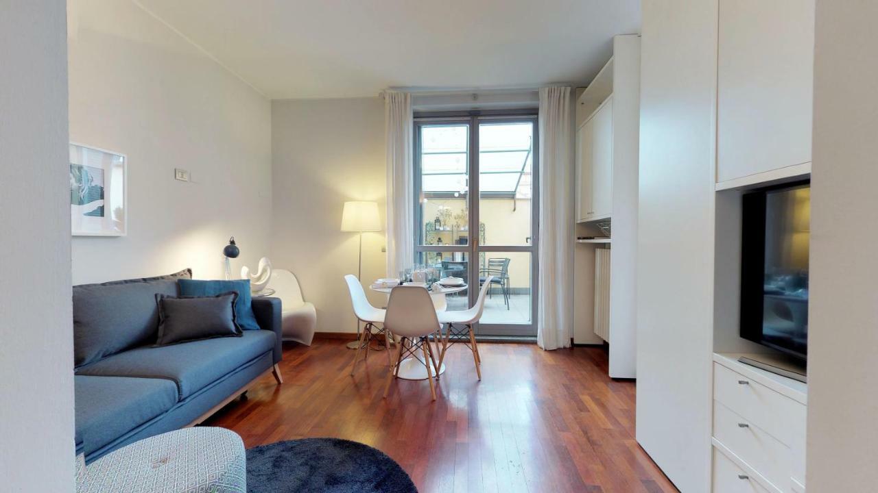 Design Apartment Near Duomo Square Милано Екстериор снимка