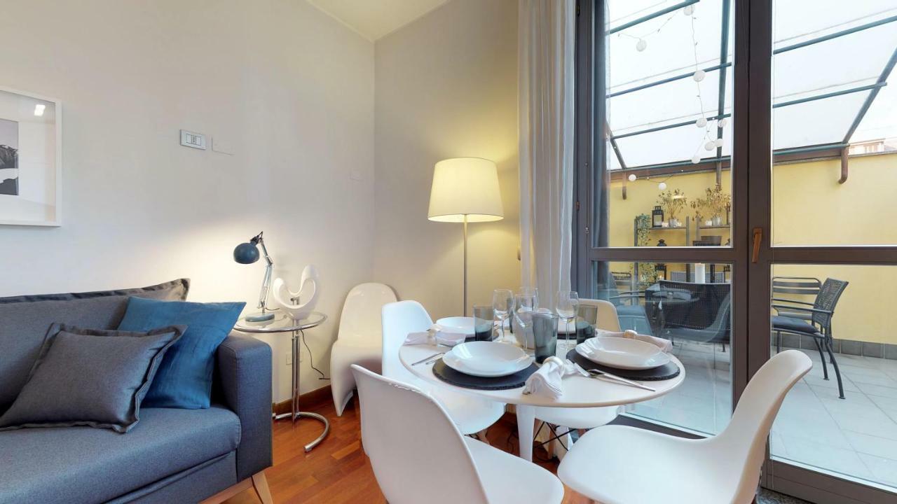 Design Apartment Near Duomo Square Милано Екстериор снимка