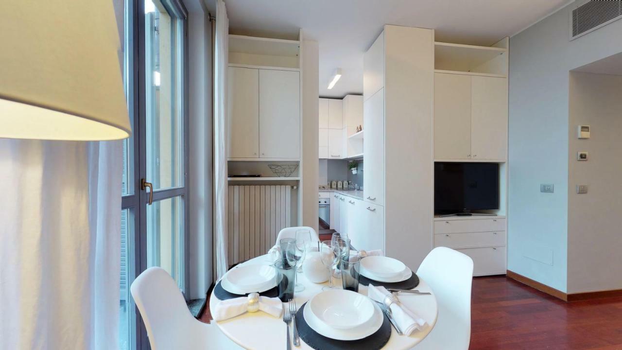 Design Apartment Near Duomo Square Милано Екстериор снимка
