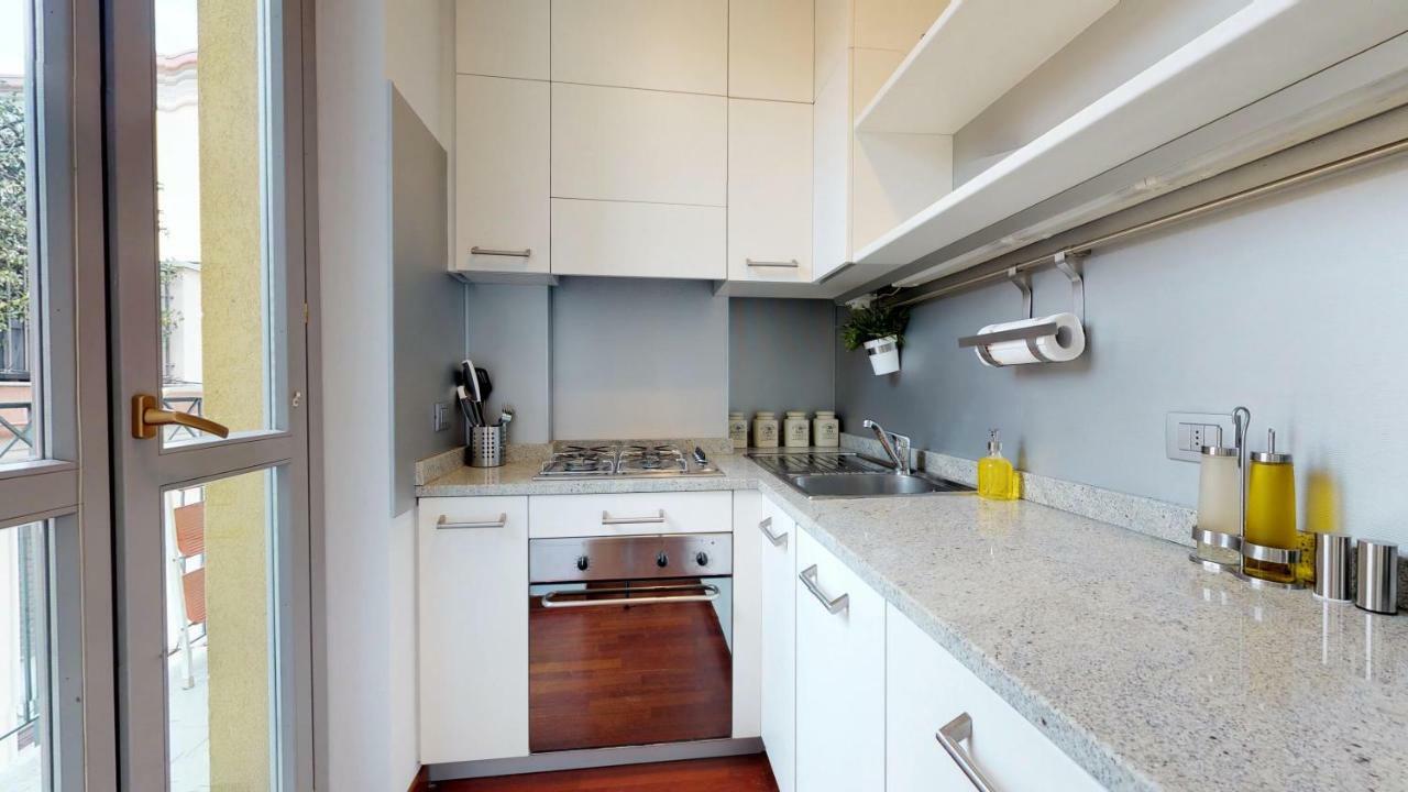 Design Apartment Near Duomo Square Милано Екстериор снимка
